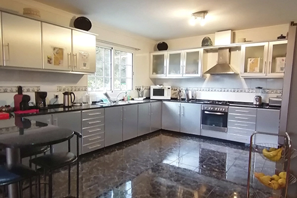 Spacious open-plan kitchen at Cabeco Alto Coliving and Coworking Space in Madeira